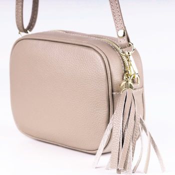 Geanta crossbody bej din piele naturala, cu ciucure din piele