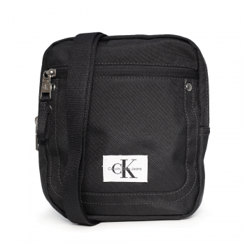 Geantă crossbody bărbați Calvin Klein neagră din material textil reciclat integral 3106BGEA0771N